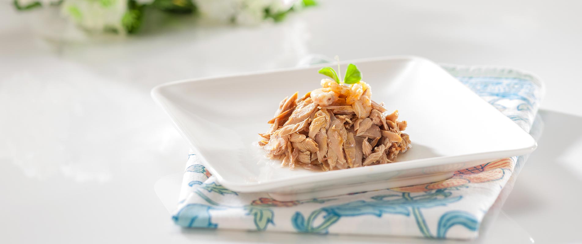 Big Mackerel Tuna Whole Loin Flakes Topped Fresh Shrimp