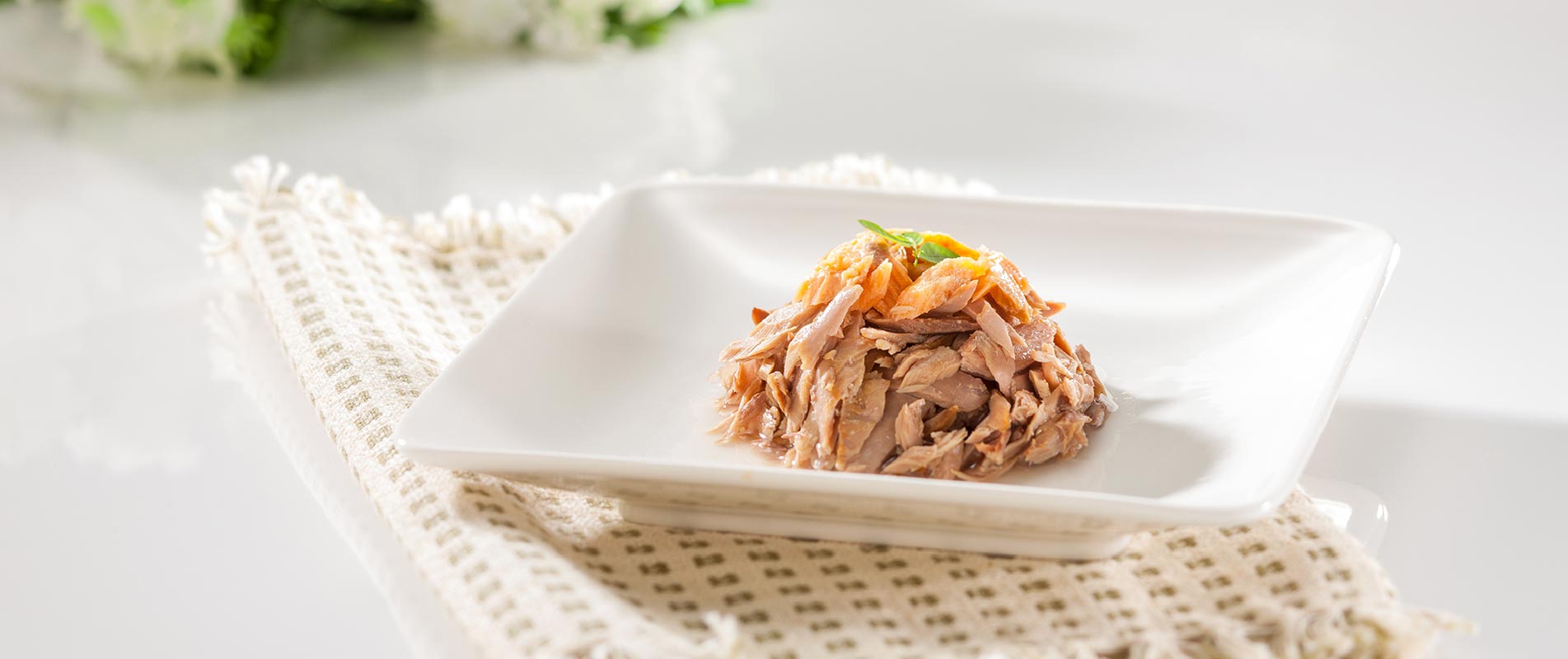 Big Mackerel Tuna Whole Loin Flakes Topped Wild Salmon